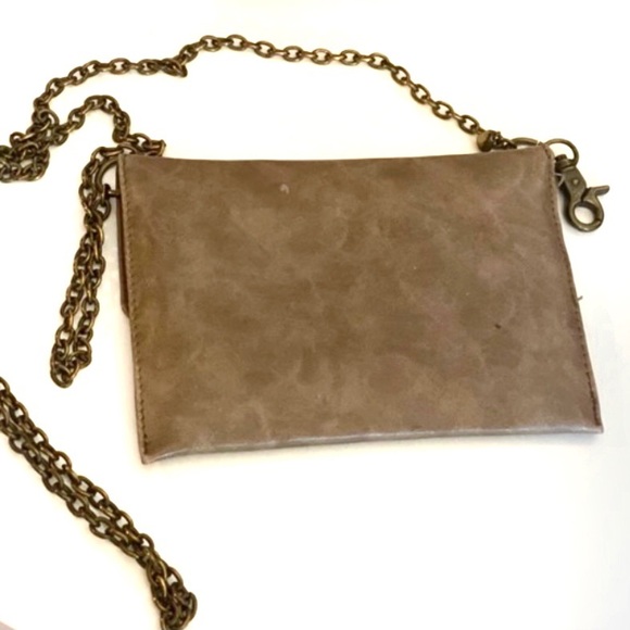 3/$8🎉 Mud Pie | Taupe faux leather with crossbody chain - Picture 3 of 3